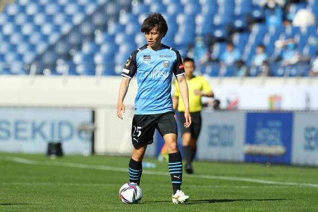 维尼修斯庆祝当选年度最佳球员 把World拼成word