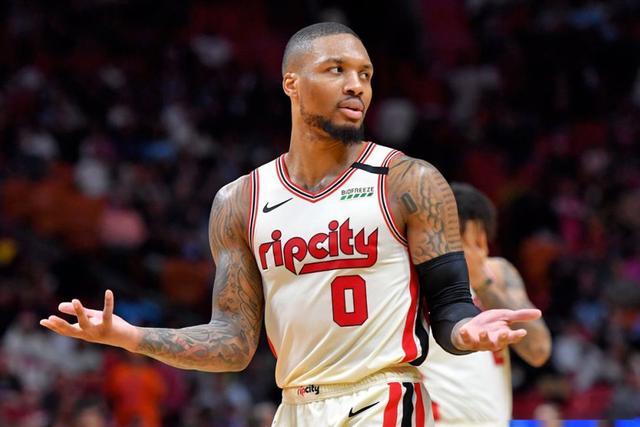 C罗庆祝击败达马克：打进2球全取3分